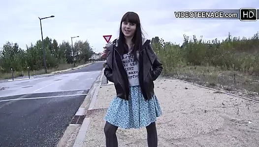 Sevimli 18 yaşındaki luna ilk porno oyuncu seçmelerini yapıyor