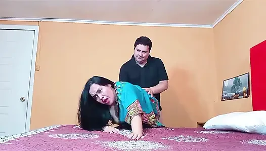 Evde yalnız bir Hintli teyze buldum ve onu arkadan siktim.