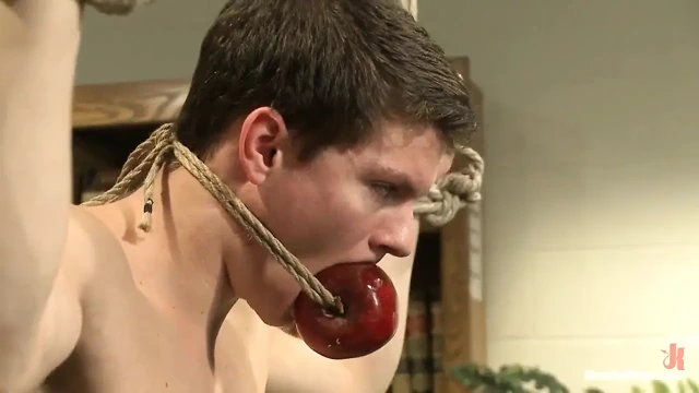 Ateşli öğrenci sınıfta sikiliyor