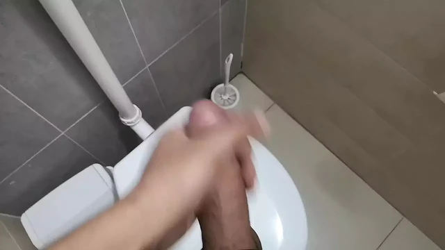 Женщина в общественном туалете