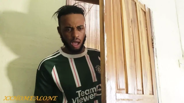 İki lezbiyen genç kız seks yaparken yakalandı ve büyük şişman bir yarakla sert sikişiyor