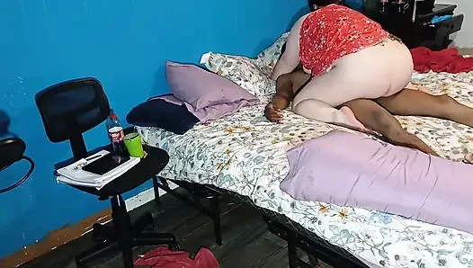 Pawg büyük yaraklı götüne amını iyi siktiriyor