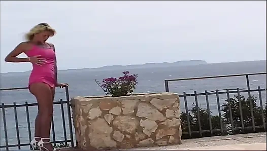 Olgun sarışın ve esmer orta yaşlı seksi kadınlar derinden parmaklanıyor ve sert sikiliyor