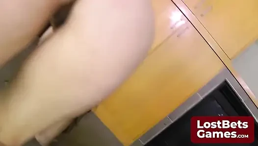 Dört seksi kızla heyecanlı bir striptiz kartı oyunu