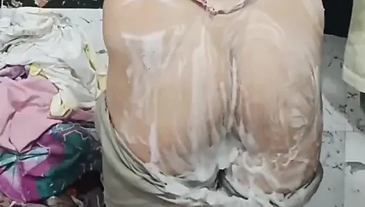 Priya yengenin büyük göt masajı