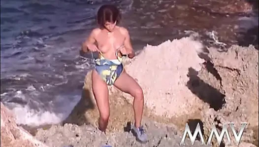 Kısa saçlı güzellik plajda azdırıyor