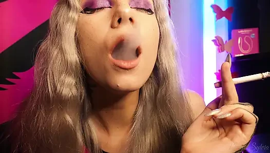 Seksi genç sigara içip onu sallıyor!