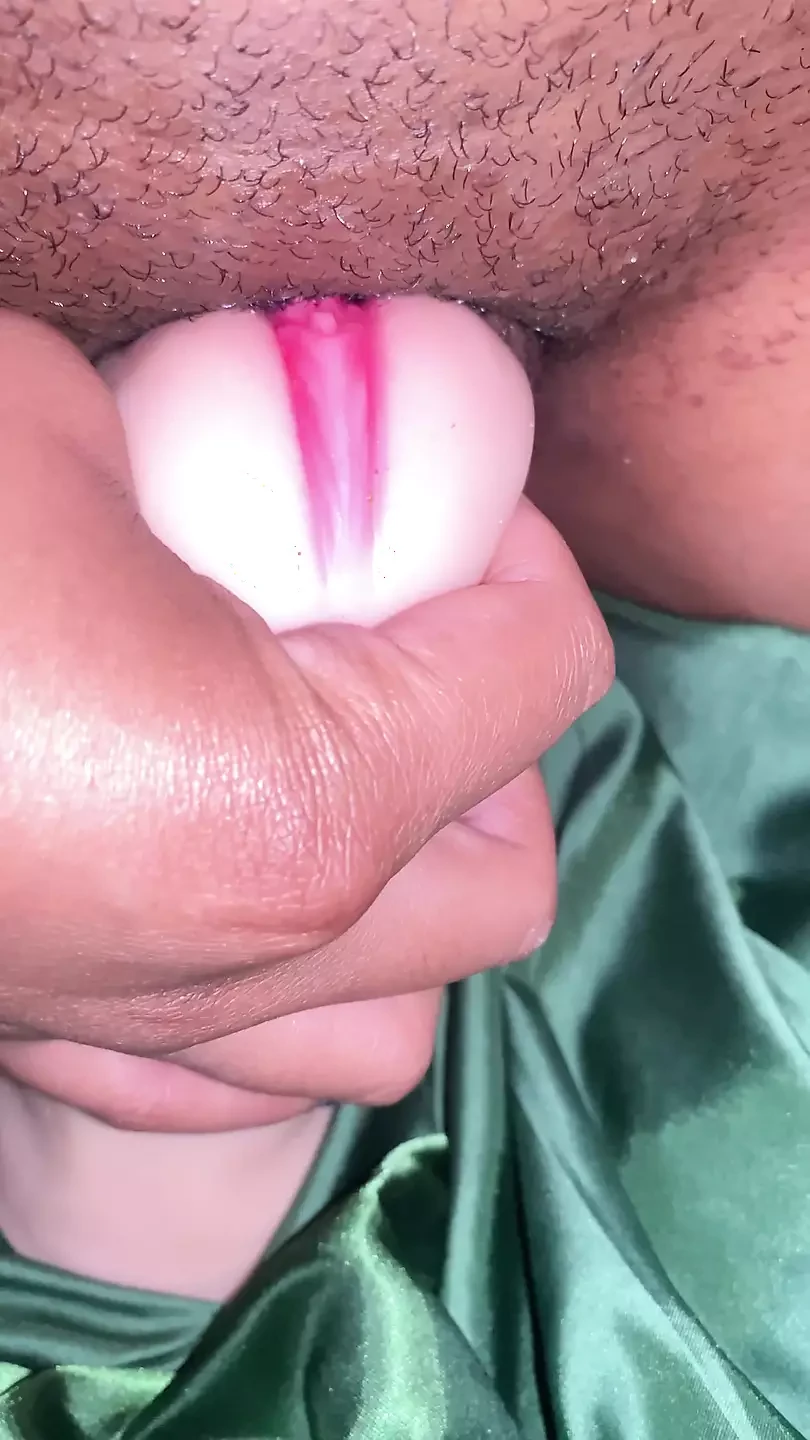 Zenci orta yaşlı seksi kadın şişman zonklayan klitorisini yalamak için üvey oğlunun cep amını çalıyor