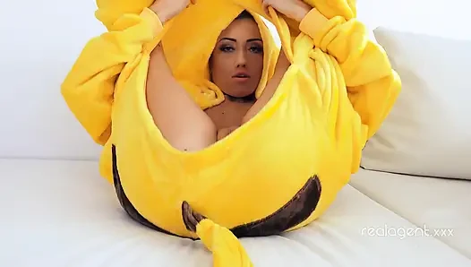 İnanılmaz seksi pikachu ıslak tıraşlı geniş deliğini açmanın tadını çıkarıyor