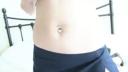 Sütlü cilt bebek soyunduktan sonra sıcak kıvrımlarına dokunur