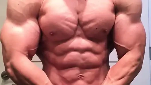 Jacked bodybuilder Benji Bastian büyük, parçalanmış, kaslarını esnetiyor