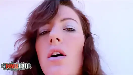 Karakterli güzel bir piliç olan Emy, sana sert bir seks yapmak için terasta hazır