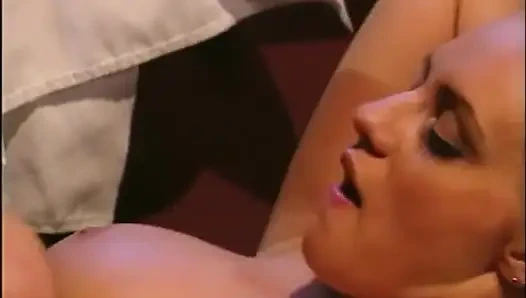 Büyük memeli seksi sarışın amcık pizza dükkanında sikişiyor