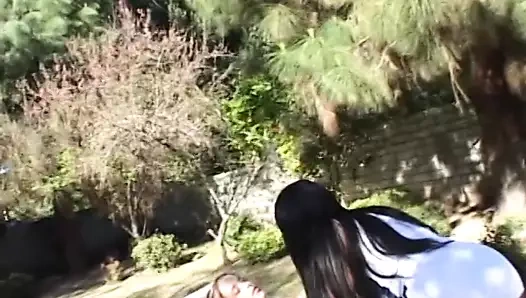 Düzgün vücutlu siyah sürtük kullanımları bir kalın yapay penis ile lezbiyen arkadaş