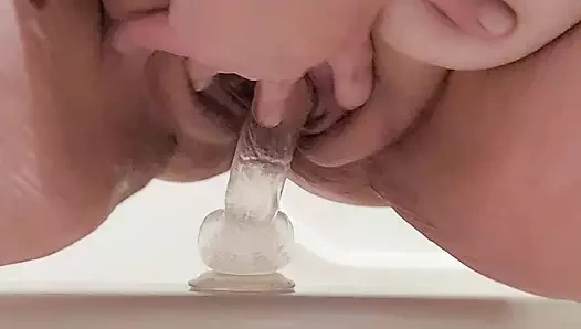 Net dildo oyuncağı ile şişman amcık banyosu eğlencesi