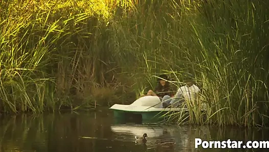 Muhteşem azgın hatun Dru Berrymore açık havada seks yapıyor