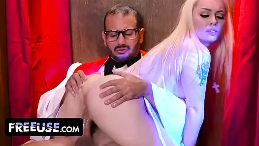 Sigara içen ateşli Haley Spades günahlarını itiraf ediyor ve baba Calvin tarafından cezalandırılıyor
