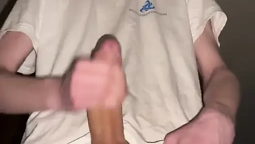 Sevimli iri güzel kadın büyük yarağını gösterdi ve bolca boşaldı