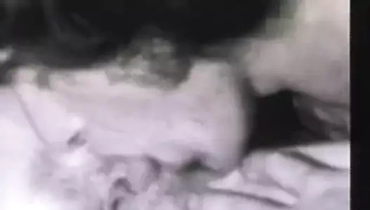 Sıska sarışın sürmek üzerinde bir büyük horoz (1960'larda vintage)