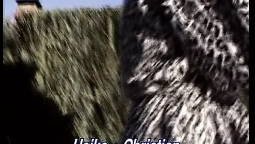Seksi Alman sarışın sürtük azgın bir genç erkek avcısının önünde bir profesyonel gibi yarağa biniyor