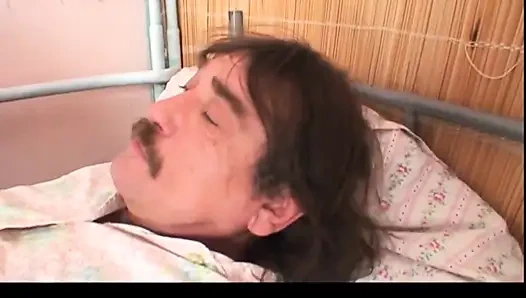 Büyük yarak büyük memeli sarışın amcık yarak emiyor