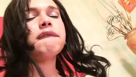 Edepsiz travesti cinsel zevk için penisini emiyor