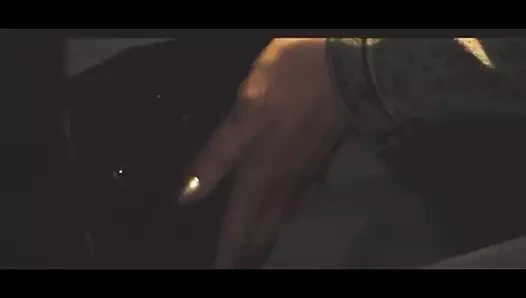 Emilia Clarke şüphelinin üstünde ateşli sahneler