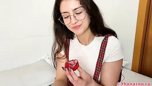 Shana food fetişi ile çilek