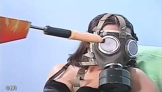 Bir sikiş makinesi tarafından sikiliyor