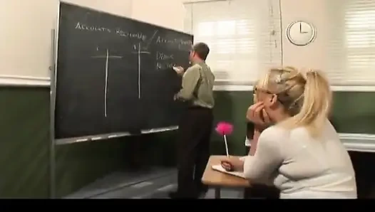 Зрелая учительница принимает киску дикого студента