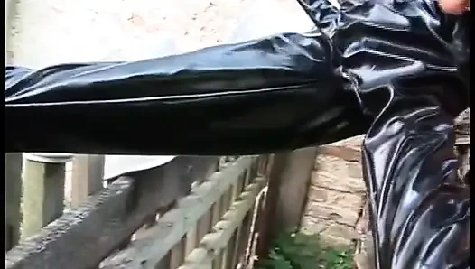 Deri iç çamaşırlı seksi esmer eli bağlı ve oldukça sert sikiliyor