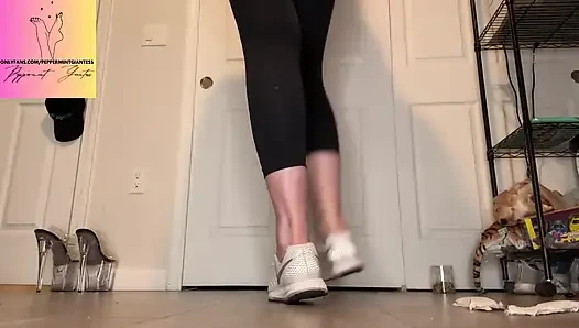 10 vs 16 feet büyüklüğünde başka bir çift minik spor ayakkabının dillerini yırtıyor