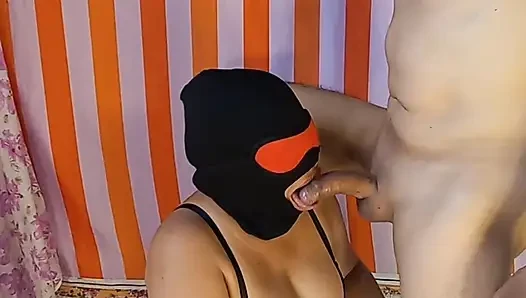 Amatör Hintli evli kadın maskeli gırtlağına kadar alıyor