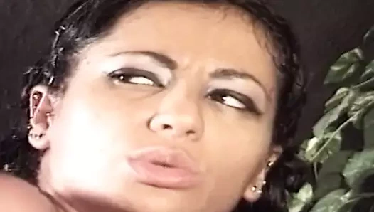 Anal seks ve sert yarakları seven bir esmer