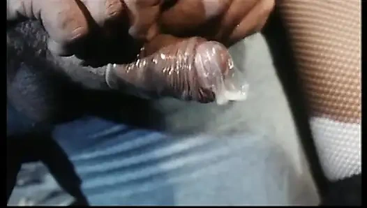 Sarışın güzel kadın arabada büyük yarağı boşaltıyor