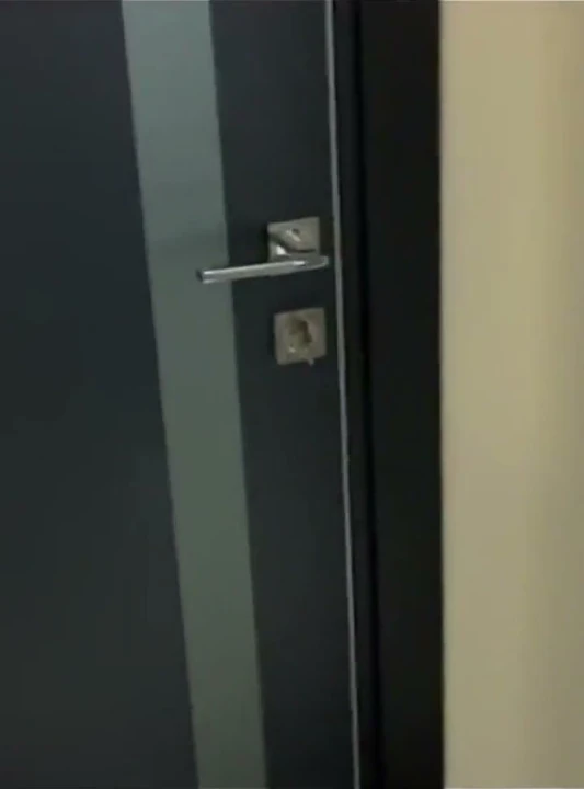 Seksi üvey kız kardeşim çamaşır makinesine iç çamaşırıyla sıkıştı ve yardım istiyor
