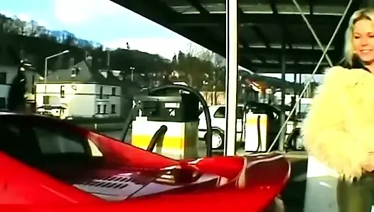 Sarışın yarak emiyor ve sonra ıslak amını parmaklıyor
