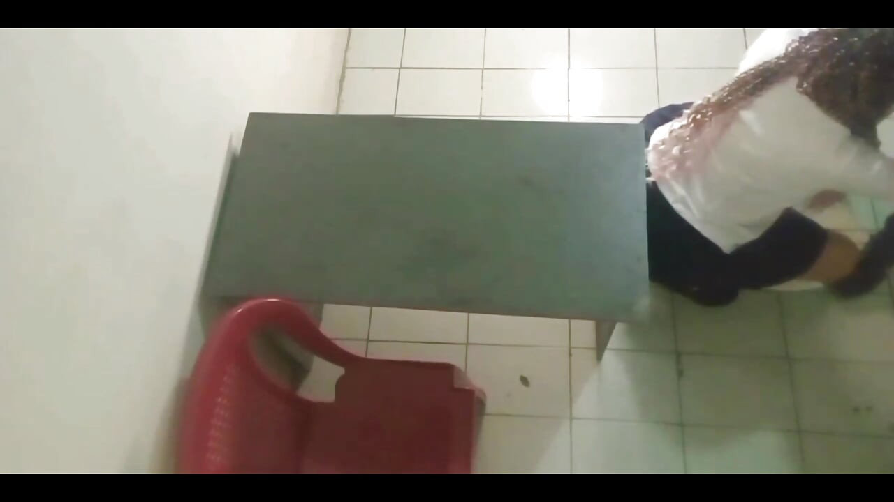 Ürpertici ve gerçek bir kız öğrenci sınıfın ortasında matematik öğretmeniyle götünü sikiyor