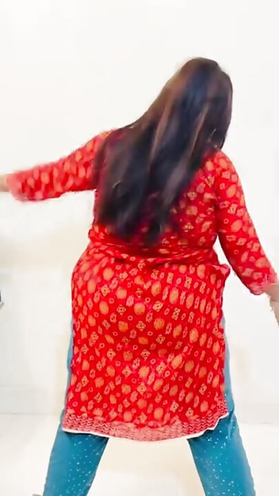 Hintli üvey erkek kardeşinin önünde egzersiz yapıyor, moti gand wali ateşli üvey kız kardeş ko seksi mms