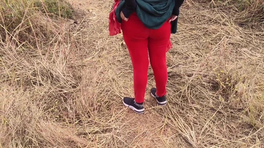 Hintli köylü kadın açık havada sikiliyor Hintçe seks videosu