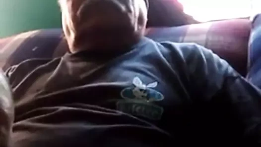 Vovo tarado batendo punheta no sofa