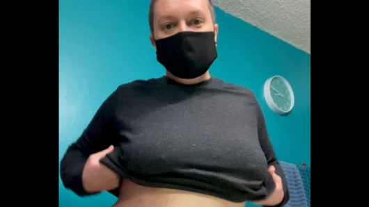 Banyo yaparken banyomda soyunuyorum