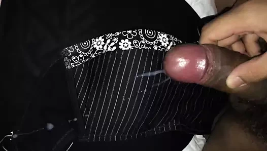 Sütyen sikişi ve boşalma 3