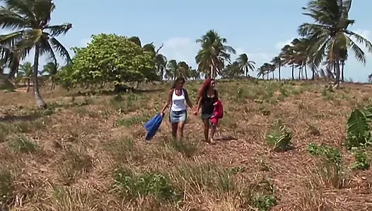 Bronzlaşmış ve sıcak açık hava seksi