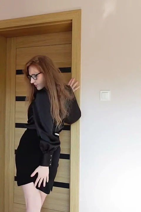 Sekreter senin önünde striptiz yapıyor