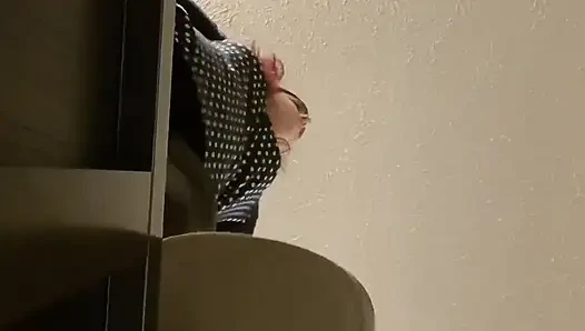 Ledge'den sarkıyor - bu iri güzel kadın düşmen için parmaklarını ezecek mi?