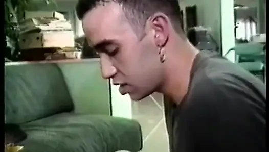 Azgın kaltak iki eşcinsel arkadaşından tatmin oluyor