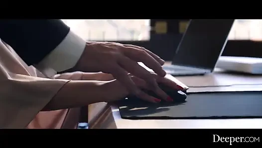 Utangaç ve seksi oyuncu Violet Myers kostümlü giyiniyor