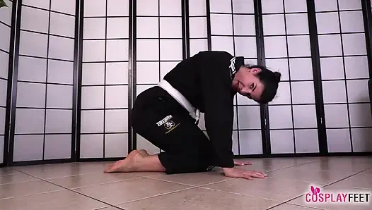 Karate hocası Bianca Blance seksi ayaklarınızı avantaja nasıl kullanacağınızı gösteriyor