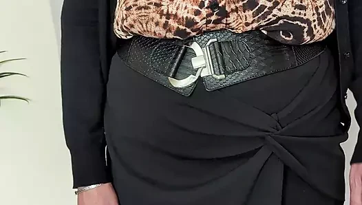 Bluz, etek, çorap ve topuklu ayakkabılarla çalışacağım. Genç patronumun olgun göğüslerimi, götümü ve kel amımı denetlemesine hazır.